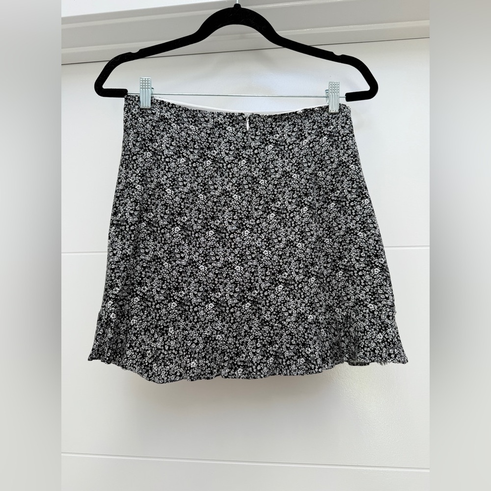 Forever 21 Black & White Floral Mini Skirt Ruffle Hem | Size M - Picture 7 of 9